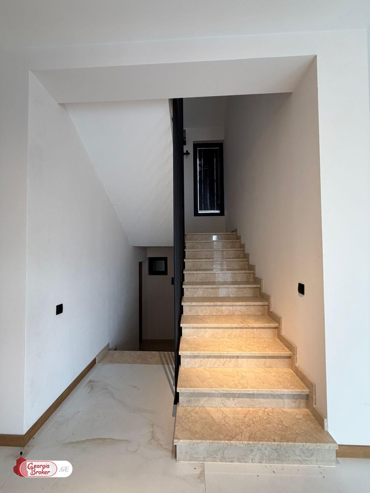 იყიდება ახალი გარემონტებული 7 ოთახიანი სახლი